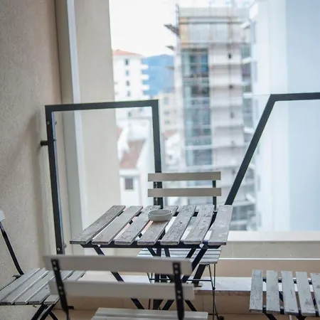 Teona Modern Central Apartment